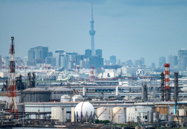 Vue de la zone industrielle de Tokyo, depuis la plateforme d'observation de Kawasaki Marien à Kawasaki, dans la préfecture de Kanagawa, le 17 août 2026 au Japon