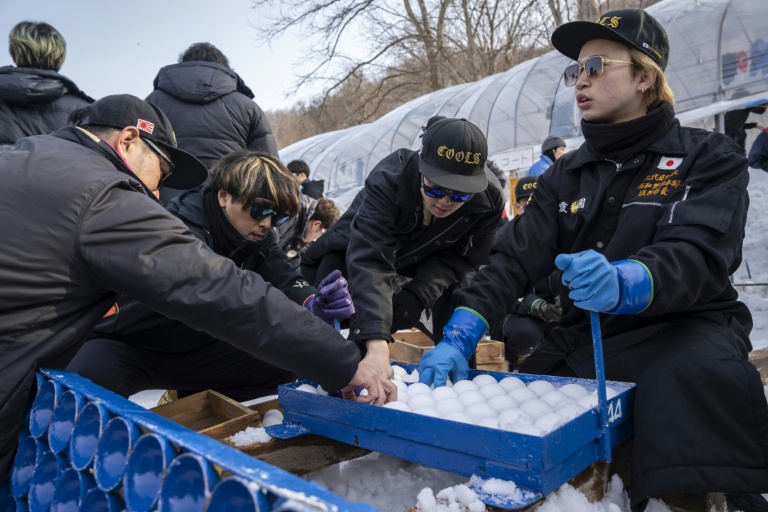 Des joueurs prennent des boules de neige avant une partie de 