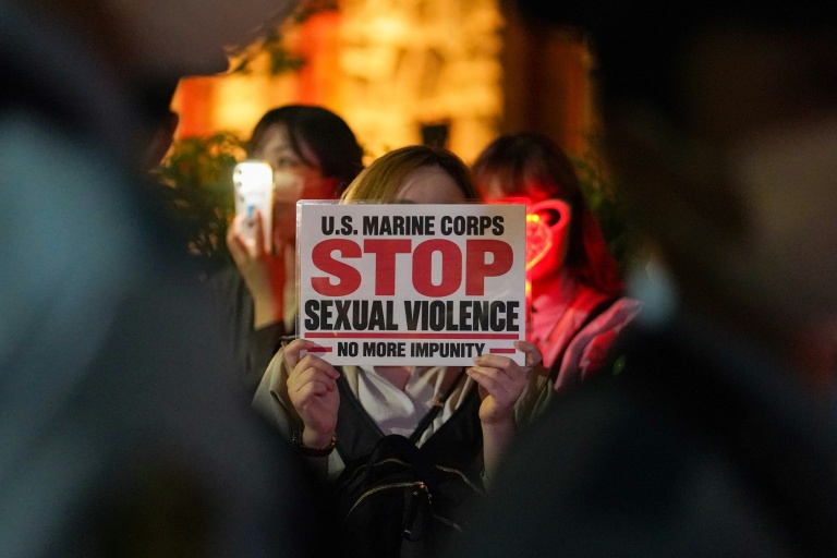Des manifestants protestent contre la présence de soldats américains au Japon, le 6 octobre 2026 devant l'ambassade américaine au Japon, à Tokyo
