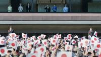 L'empereur Naruhito (3e d), l'impératrice Masako (2e d), leur fille la princesse Aiko (d), le prince héritier Akishino (3eg), la princesse héritière Kiko (2e g) et leur fille la princesse Kako (g) au balcon du palais impérial, à l'occasion du 65e anniversaire de l'empereur, le 23 février 2025 à Tokyo