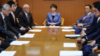 La présidente du Parti libéral démocrate (PLD) au pouvoir au Japon, Sanae Takaichi (au centre), marche avant de signer un accord à la Diète à Tokyo, le 20 octobre 2025