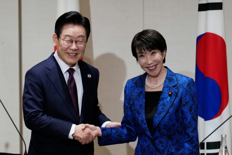 La Première ministre japonaise Sanae Takaichi et le président sud-coréen Lee Jae Myung, le 13 janvier 2026 à Nara, dans l'ouest du Japon