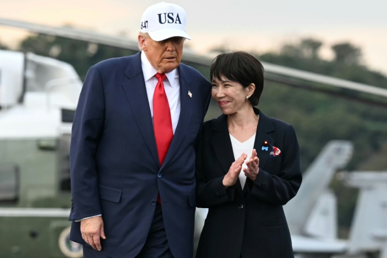 Le président américain Donald Trump et la Première ministre japonaise Sanae Takaichi, le 28 novembre 2025 à Yokosuka, au Japon