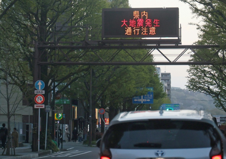 Un écran électronique affiche un message d'alerte sur le séisme qui a frappé le nord du Japon, le 20 avril 2026 à Sendai, dans la préfecture de Miyagi