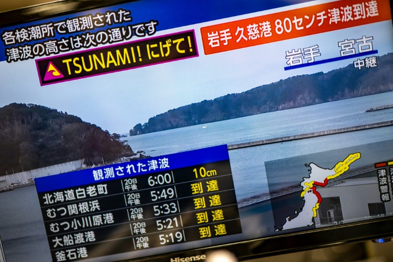 Un message d'alerte sur un écran de la chaîne NHK, signalant un risque de tsunami après un séisme qui a frappé le nord du Japon, le 20 avril 2026 à Tokyo