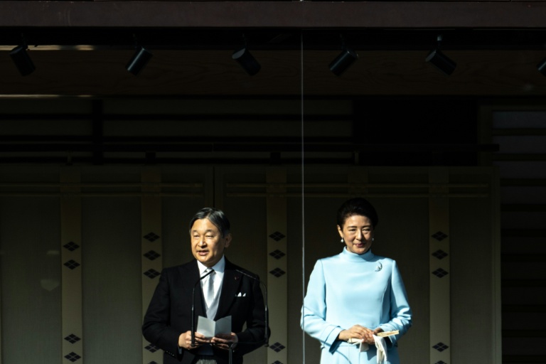 L'empereur Naruhito, à gauche avec à sa droite l'impératrice Masako lors des voeux traditionnels depuis un balcon du palais impérial, le 2 janvier 2026, à Tokyo, au Japon