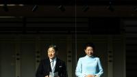 L'empereur Naruhito, à gauche avec à sa droite l'impératrice Masako lors des voeux traditionnels depuis un balcon du palais impérial, le 2 janvier 2026, à Tokyo, au Japon