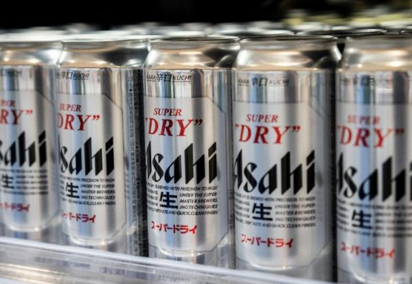 Des canettes de bière Asahi dans un supermarché à Tokyo le 3 octobre 2025