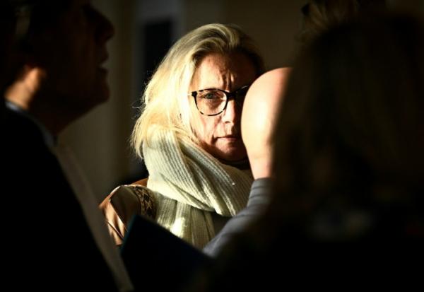 Delphine Daviet, la mère de Lola, arrive à la cour d'assises de Paris le 17 octobre 2025
