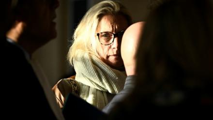 Delphine Daviet, la mère de Lola, arrive à la cour d'assises de Paris le 17 octobre 2025