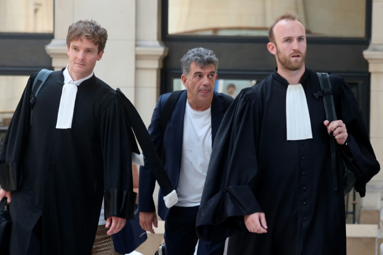 Stéphane Plaza arrive avec ses avocats pour son procès en appel pour violences conjugales, le 26 juin 2026 à Paris