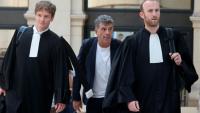 Stéphane Plaza arrive avec ses avocats pour son procès en appel pour violences conjugales, le 26 juin 2026 à Paris