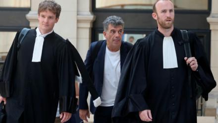 Stéphane Plaza arrive avec ses avocats pour son procès en appel pour violences conjugales, le 26 juin 2026 à Paris