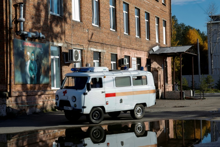 Une ambulance passe devant un bâtiment hospitalier dans la ville de Chelekhov, dans la région d'Irkoutsk, le 7 octobre 2026