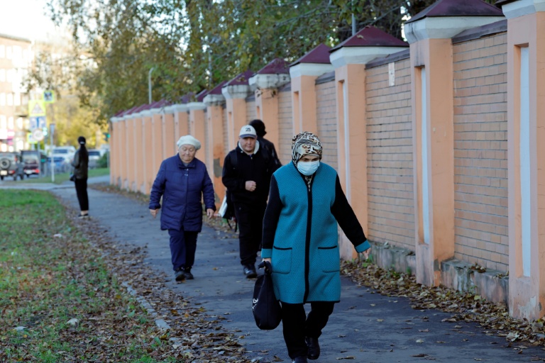 Une femme portant un masque de protection passe devant l'Institut de lutte contre la peste dans la ville d'Irkoutsk, le 7 octobre 2026