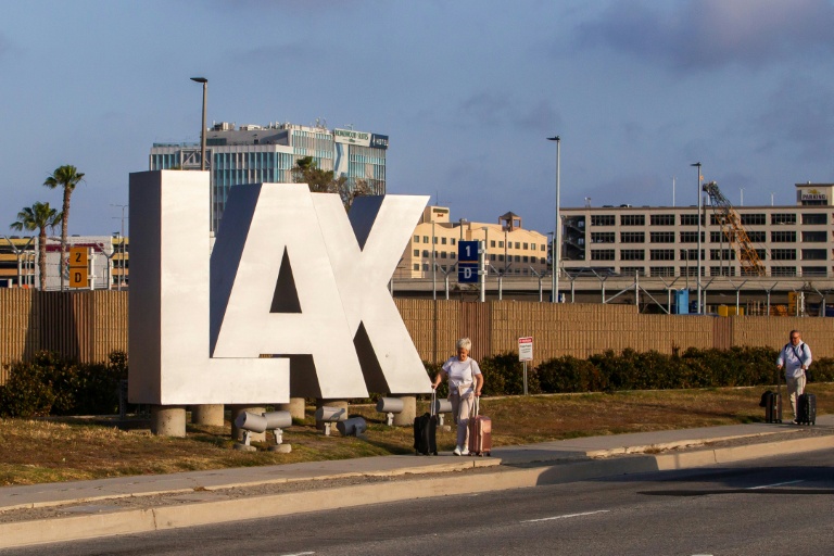 Des passagers avec leurs bagages près du Los Angeles International Airport (LAX), à Los Angeles, en Californie le 15 mai 2026