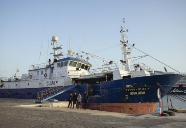 Le thonier Novo Ruino, sous pavillon portugais, dont l'équipage est abandonné par son armateur, dans le port de Porto Grande, au Cap-Vert, le 5 février 2026
