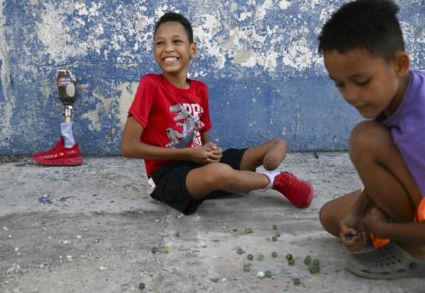 Juan Jose Guilarte, 10 ans, joue aux billes avec un camarade à La Havane, le 25 avril 2026 à Cuba