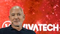 Le fondateur d'Amazon et de Blue Origin, l'Américain Jeff Bezos, sur la scène du salon Vivatech à Paris le 17 juin 2026