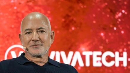 Le fondateur d'Amazon et de Blue Origin, l'Américain Jeff Bezos, sur la scène du salon Vivatech à Paris le 17 juin 2026