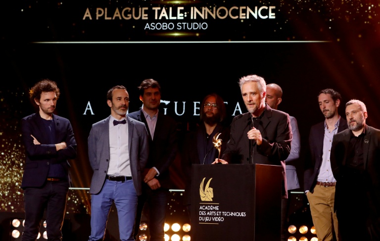 Des membres du studio français Asobo reçoivent le prix du meilleur jeu vidéo pour 