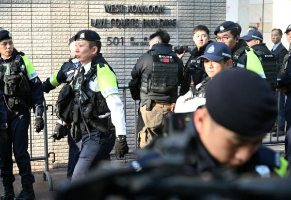 Des policiers devant le tribunal de Kowloon pour le prononcé de la peine du magnat des médias pro-démocratie Jimmy Lai, le 9 février 2026 à Kong Kong