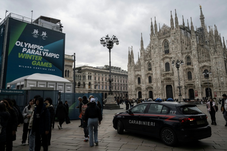 Des véhicules de carabiniers italiens stationnées place du Duomo à Milan, avant les Jeux olympiques de Milan-Cortina 2026, le 27 janvier 2026 à Milan, en Italie