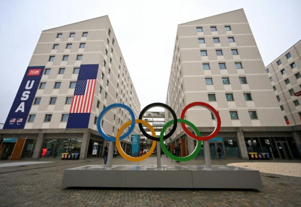 Les anneaux et le village olympiques avant les Jeux olympiques d'hiver de Milan-Cortina 2026, le 3 février 2026 à Milan, en Italie