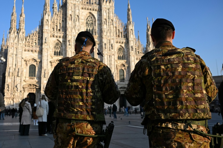 Des militaires montent la garde sur la place du Duomo  avant les Jeux olympiques de Milan-Cortina 2026, le 26 janvier 2026 à Milan, en Italie