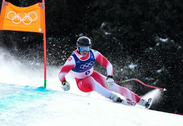 Le Suisse Franjo von Allmen lors de la descente des JO de Milan Cortina à Bormio (Italie) le 7 février 2026