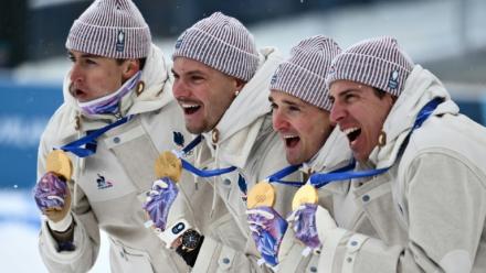Les Français Eric Perrot, Emilien Jacquelin, Fabien Claude et Quentin Fillon Maillet (de gauche à droite) avec leurs médailles d'or de champions olympiques de relais le 17 février 2026 à Anterselva