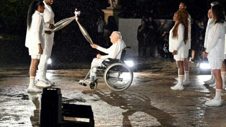 Charles Coste remettait la flamme olympique aux derniers porteurs Teddy Riner et Marie-José Pérec, lors de la cérémonie d'ouverture des Jeux de Paris 2024 le 26 juillet 2024, au Jardin des Tuileries