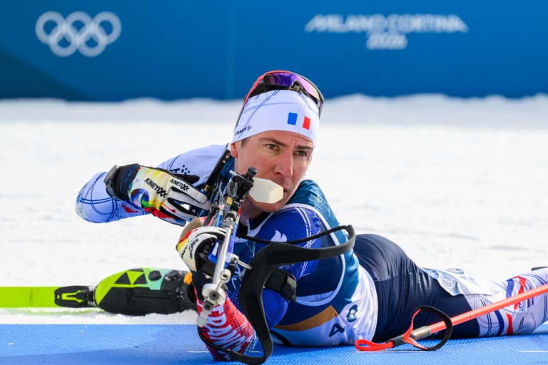 Quentin Fillon Maillet au tir couché lors de l'épreuve du 10 km sprint de biathlon aux JO de Milan Cortina, à Anterselva le 13 février 2026.