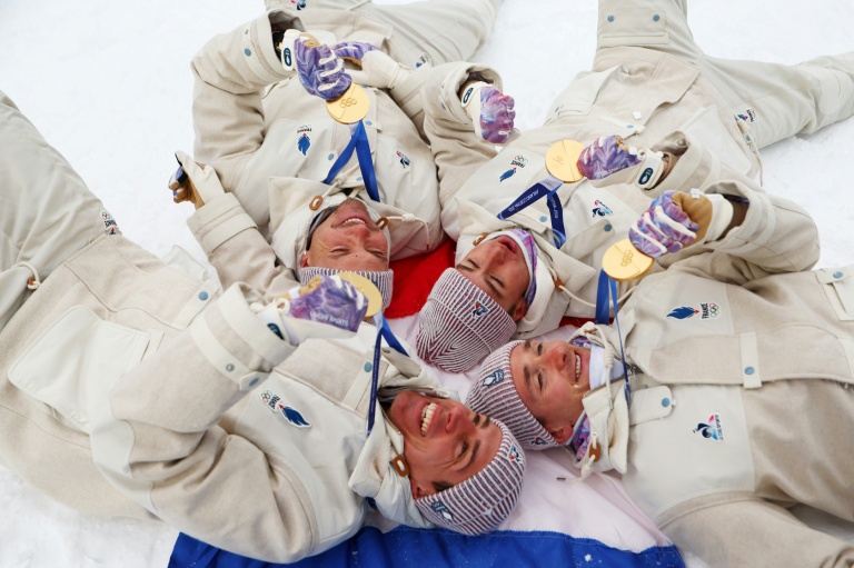 Les Français Quentin Fillon Maillet, Emilien Jacquelin, Eric Perrot et Fabien Claude avec leurs médailles d'or du relais des JO-2026 le 17 février 2026 à Anterselva