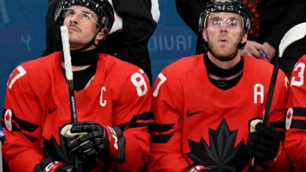 Les Canadiens Sidney Crosby et Connor Mcdavid durant le match de poules du tournoi olympique contre la France le 15 février 2026 à Milan