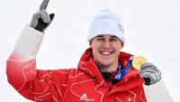 Le skieur suisse Franjo von Allmen sur le podium après sa victoire dans le Super-G des JO-2026, à Bormio, le 11 février 2026