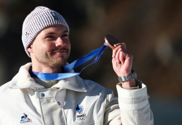 Le biathlète français Emilien Jacquelin, médaillé de bronze en poursuite aux JO de Milan Cortina, le 15 février 2026 à Anterselva