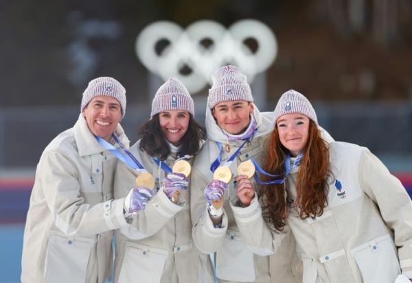 Le relais mixte français de biathlon, Quentin Fillon Maillet, Julia Simon, Eric Perrot, et Lou Jeanmonnot, sacré champion olympique aux JO de Milan Cortina, le 8 février 2026