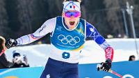 Mathis Desloges célèbre sa médaille d'argent au skiathlon, la première médaille de l'équipe de France aux JO de Milan Cortina, le 8 février 2026 à Tesero