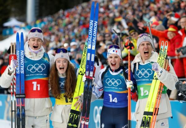 (De gauche à droite): Éric Perrot, Lou Jeanmonnot, Julia Simon et Quentin Fillon Maillet après leur titre sur le relais mixte des JO-2026, à Anterselva, en Italie, le 8 février 2027