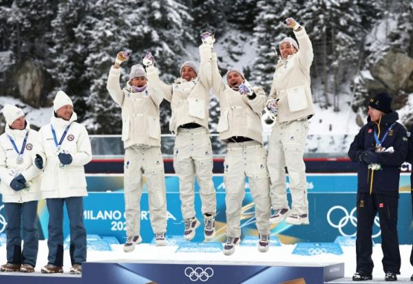 Les biathlètes français Fabien Claude, Emilien Jacquelin, Quentin Fillon Maillet et Eric Perrot médaillés d'or du relais 4 x 7,5 km des JO-2026 à Anterselva le 17 février 2026 en Italie 