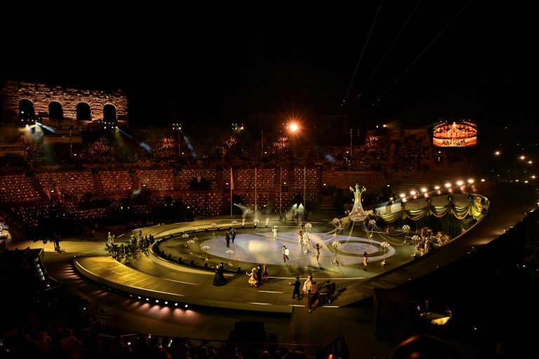 Dans les Arènes de Vérone lors de la cérémonie de clôture des Jeux de Milan Cortina le 22 février 2026