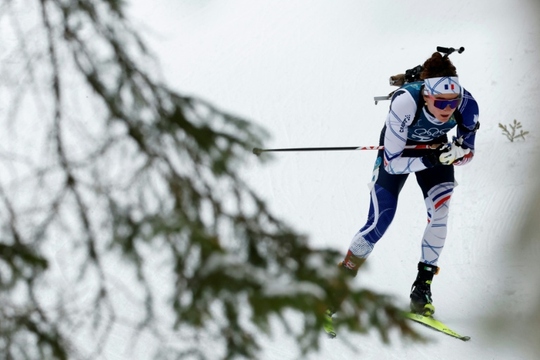 La Française Lou Jeanmonnot participe à l'épreuve individuelle féminine de biathlon 15 km lors des JO de Milan Cortina, le 11 février 2026 à Anterselva (Italie)