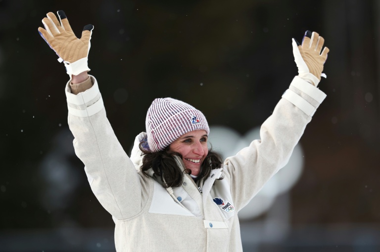 La médaillée d'or française Julia Simon pose sur le podium de l'épreuve individuelle féminine de biathlon 15 km lors des JO de Milan Cortina, le 11 février 2026 à Anterselva (Italie)
