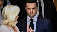 Jordan Bardella (d), président du Rassemblement national (RN), et Marine Le Pen (g), quittent le nouveau siège du parti à l'issue d'une réunion, après que la cour d'appel de Paris a rendu son verdict dans le procès pour détournement de fonds publics européens, le 7 juillet 2026 à Paris