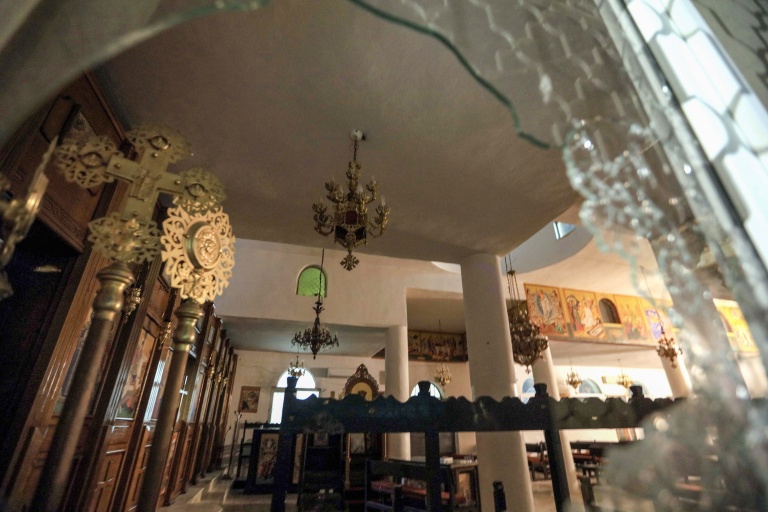 Photo montrant une vitre brisée de l'église du village de Hammoud, dans le sud de la Jordanie, après une attaque, le 23 octobre 2026
