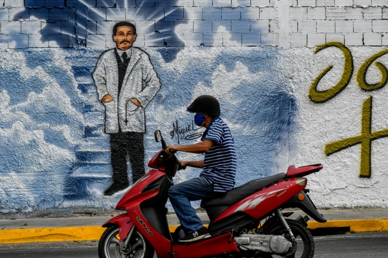 Une peinture murale rendant hommage au médecin vénézuélien Jose Gregorio Hernandez dans une rue de Caracas, le 27 avril 2021