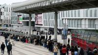 Des fans de Taylor Swift font la queue pour acheter des produits dérivés avant le concert de la star au Paris La Défense Arena, le 8 mai 2024 à Nanterre, près de Paris