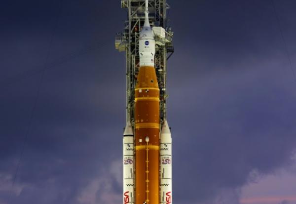 Le lanceur Artémis 2 et le vaisseau Orion sur le pas de tir du Centre spatial Kennedy, le 31 mars 2026 à Cape Canaveral, en Floride