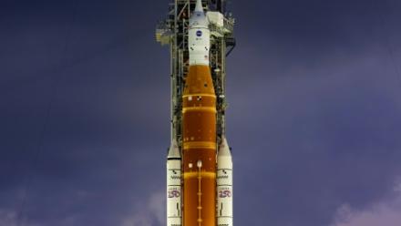 Le lanceur Artémis 2 et le vaisseau Orion sur le pas de tir du Centre spatial Kennedy, le 31 mars 2026 à Cape Canaveral, en Floride